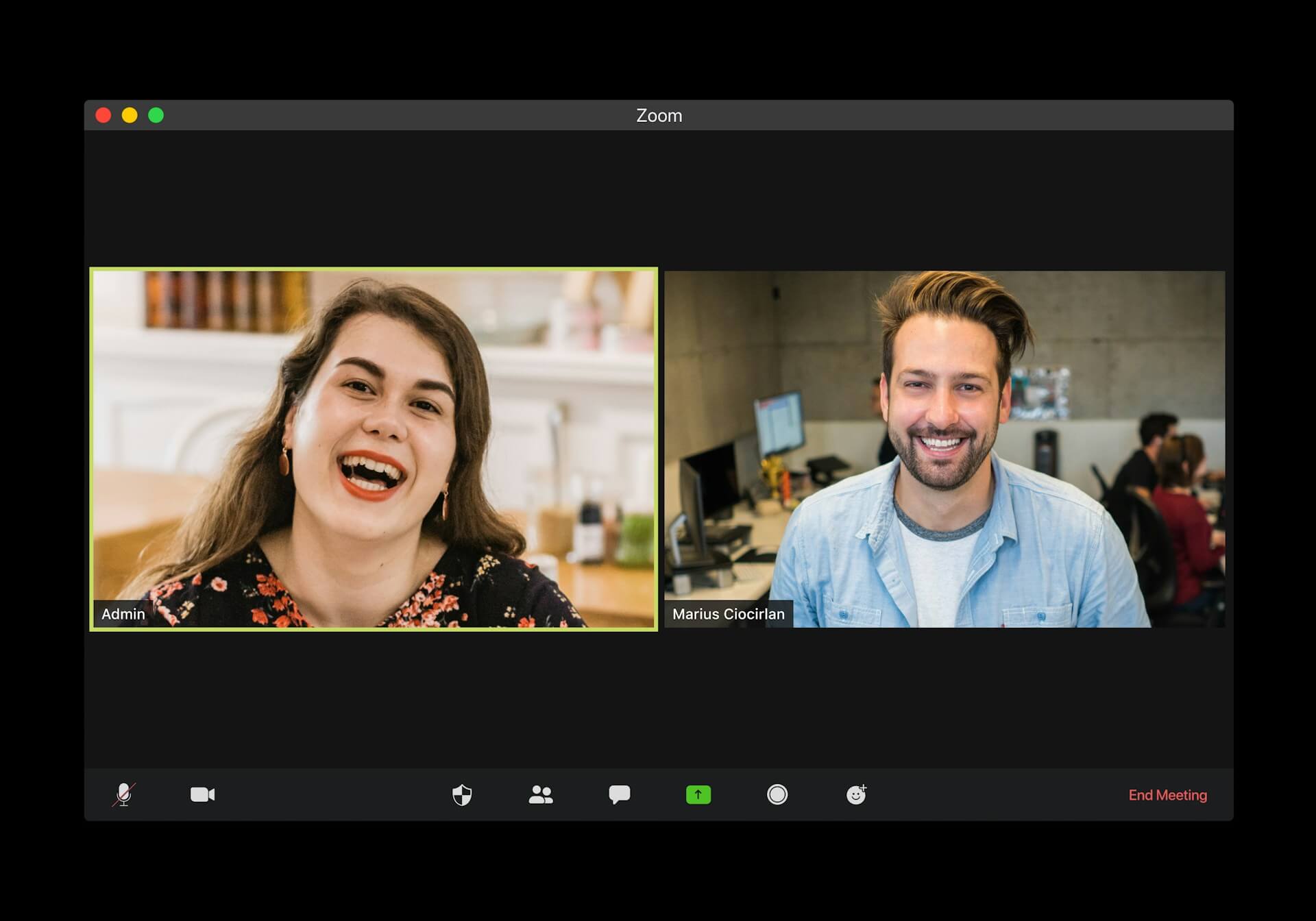 Invoer herverkoop Oorgrens EC Twee mense glimlag tydens 'n video-oproep. Die vrou aan die linkerkant en die man aan die regterkant word afsonderlik in die Zoom-vergaderingkoppelvlak gewys.